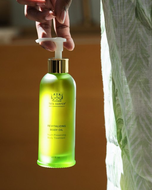 Taking care of your skin shouldn't stop at the décolleté. 💚 Powered with high-performance botanicals, our body collection is crafted with face-grade ingredients that smooth, hydrate, and renew—because your body deserves the same love as your face. 
⁠