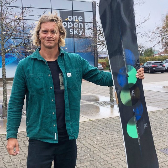 New snowboard🤩 Looking foreward to the upcoming winterseason🏂🏔️
#burtoncustom
oneopensky_herning bsport_distribution
.
.
.
#snowboarding #snowboard #burton #burtoncustom
#snowboardinstructor #snowboardinstructors