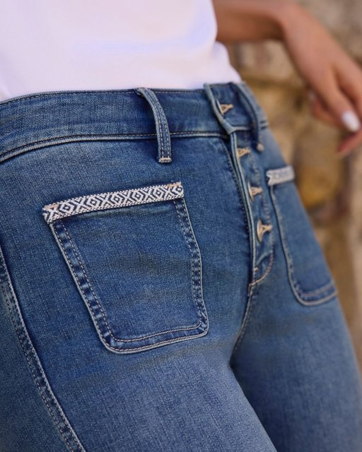 It's the small details that stand out 🤩 Get summery details while they last at the link in bio!
.
.
.
.
#nydj #perfectfit #fitiseverything #denimlove #summerstyle