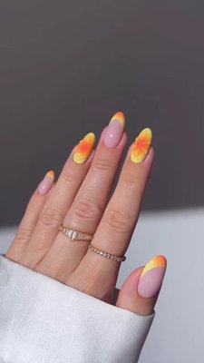 Nails that say "I belong on vacation" 🤭🌴☀️ Save these sunset aura nails by @heygreatnails as inspo for your next vacay set
