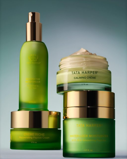 Endure the winter cold with moisturizers that deeply nourish and rejuvenate skin, even during the driest of days. 👇

🤍 Calming Crème → Reactive or sensitive skin
🤍 Crème Riche → Extra dry, mature skin
🤍 Reparaitive Moisturizer → Dry to normal skin
🤍 Water-Lock Moisturizer → Normal to oily skin

Discover the right moisturizer for your skin type at TataHarperSkincare.com.