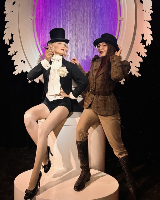 RETROSPECTIVE TRIP TO VIENNA
.
Retour sur mon voyage à Vienne début février, des moments inoubliables ♥️:

1. Une virée au musée Tussauds, où j’ai fait quelques photos en compagnie de Marlène Dietrich
2. J’ai officialisé mes fiançailles avec Elvis Presley 💍 
3. J’ai vécu un rêve spécial Sissi au château de Schönbrunn et au musée Hofburg, avec un coup de cœur en particulier pour cette robe ✨
4. J’ai fait un magnifique shooting avec la talentueuse dariya_smolina à imperialvienna 🥀 
5. J’ai porté ma nouvelle tenue préférée de chez lenahoschek 
6. J’ai goûté le fameux strudel aux pommes 🍎 
7. J’ai admiré la beauté de la cathédrale Saint-Étienne de Vienne 
8. Une dernière photo avant mon départ, inspirée de la série La Vie de palace de Zack et Cody 😂
9. Le soir de mon premier jour, j’ai rencontré l’adorable s.nova.vintage 🥹 
10. Un beau voyage, que j’ai pu  contempler du haut d’un avion ✈️ 

Qotd : Êtes-vous déjà allé(e) à Vienne ? Si oui, quel est votre meilleur souvenir ? Si non, que rêvez-vous d’y faire ?

•••

🇬🇧 Looking back on my trip to Vienna at the beginning of February, so many unforgettable moments ♥️:

1. A visit to Madame Tussauds, where I took some photos with Marlene Dietrich 
2. I made my engagement to Elvis Presley official 💍
3. I lived out a special Sissi dream at Schönbrunn Palace and the Hofburg Museum, with a particular crush on this dress ✨
4. I had a stunning photoshoot with the talented dariya_smolina at imperialvienna 🥀
5. I wore my new favorite outfit from lenahoschek 
6. I tasted the famous apple strudel 🍎
7. I admired the beauty of St. Stephen’s Cathedral in Vienna 
8. One last photo before my departure, inspired by of the series The Suite Life of Zack & Cody 😂
9. On the evening of my first day, I met the adorable s.nova.vintage 🥹
10. A beautiful trip, which I got to admire from high up in a plane ✈️

Qotd : Have you ever been to Vienna? If so, what is your best memory? If not, what do you dream of doing there?
.
#viennatrip #dreamdestination #vintagewoman #vintageoutfit #explorevienna #cityofdreams #vintagestyle #retrovibes #timelesselegance #vintageaesthetic #royalexperience #travelstyle