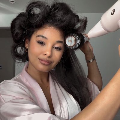 Beauty 🤝 brains. @niaalegriaa uses the new Aire IQ intelligent dryer for the ultimate 90s blowout worthy of the ultimate super: @cindycrawford.