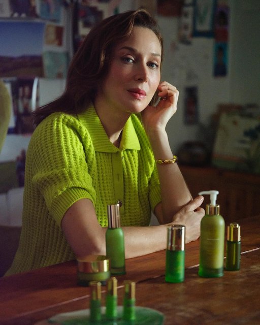 Happy International Women’s Day! 💚
“I feel so lucky to be surrounded by the many inspiring women who have played such an important role in my life and now in my business. It’s important to me to celebrate the smart, hard-working, innovative go-getters that make up 75% of our team. Happy International Women’s Day! ” – @tataharper
