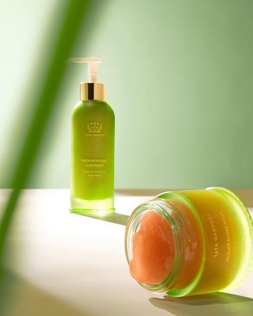 Instantly bring your skin back to life with our Glow Getter ritual, Tata’s favorite 5-minute treatment for instant glow. ✨ 

1️⃣ Massage Regenerating Cleanser onto dry skin (and hands). Don’t rinse!
2️⃣ Apply a thick layer of the Resurfacing Mask, and wait 5 minutes to rinse off with circular massage.

The results speak for themselves. 👇
96% agree**
✨Skin looks HEALTHIER
✨Skin looks BRIGHTER
✨Skin is more RADIANT
✨Skin is GLOWING

**Based on the self-assessment portion of a 4-week clinical study on 32 women ages 20-69, immediately after using Regenerating Cleanser and Resurfacing Mask together.