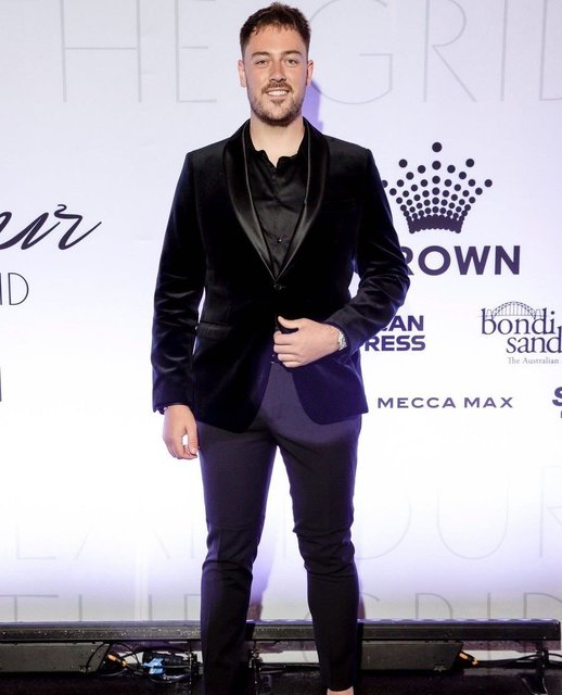 @elidangerfield spotted at Glamour on the Grid head to toe yd. ⁠
⁠
🔍 HEFNER VELVET BLAZER