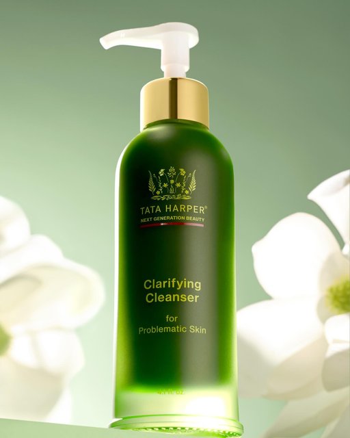 Skin so fresh and so clean 🧼 Clarifying Cleanser fights blemishes and balances oil to give you a deep-clean feel and comfortably matte finish — all without drying your skin. 

Shop Clarifying Cleanser at @sephora. #cleanatsephora