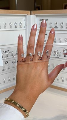 When you see carat comparison tools popping up everywhere… just remember who did it first. The carat comparison guide is available at every Brilliant Earth showroom 💎