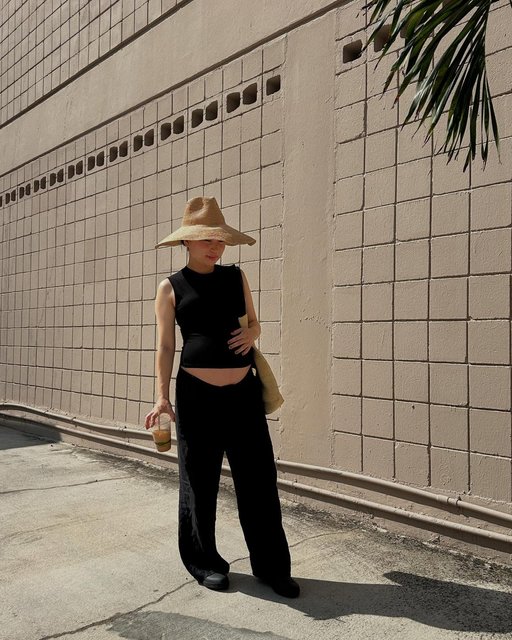 My babymoon uniform 🖤

Waverly straw hat janessaleone (a lifesaver 😭)
Sydney tank shop_rlt (definitely going back for more)
Linen pant eileenfisherny (on rotation) 
Shoes seavees (rubber clogs in Hawaii? Yes) 

•

#whatiamwearing #whatiamwearingtoday #monochromeoutfit #monochromeootd #eileenfisher #minimalootd #styleover30 #styleoverforty #comfortoverstyle