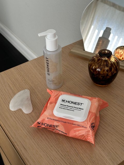 Double cleansing clears away all traces of dirt and makeup for a fresh, radiant complexion. 🫧 Use Makeup Remover Facial Wipes first to remove makeup, then follow with Gentle Gel Cleanser to deeply cleanse and soothe.