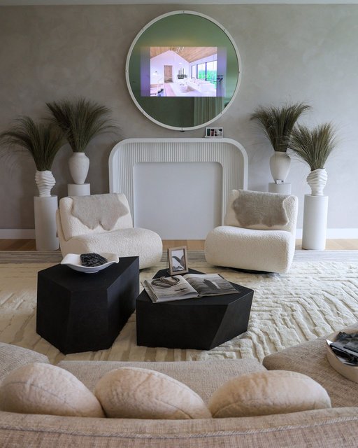 Coastal Cowboy: rooted in the raw beauty of the shoreline. This moment blends faded tones, grounded textures, and windswept elegance with the untamed spirit of the coast.
Featuring our @ashleystarkhome Leslie rug in Snow
Design by @briannascottdesign for @holidayhousedesigns