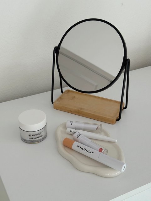 High-performance formulas made with thoughtfully chosen ingredients. 🧡 A beauty routine that truly cares for your skin. 

📷 | @chernikova_dianaa