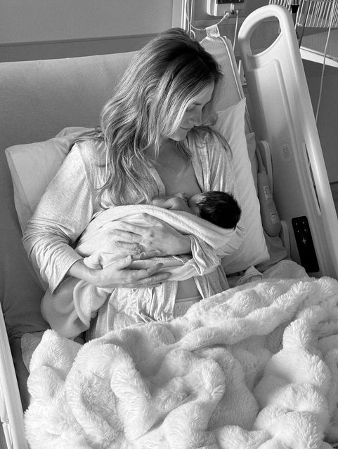 Real. Raw. These are the motherhood moments we’re here for, keeping you cozy ☁️🤍 while you soak in every second with your little one. Every birth story is unique, and we’re honored to be part of yours 🥹 

#newborn #newmom #breastfeeding #loungewear #hospitalbagmusthaves