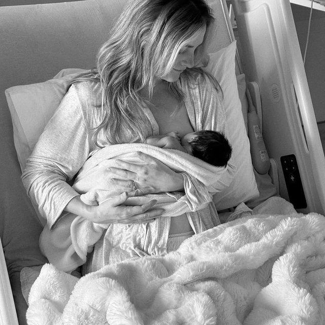 Real. Raw. These are the motherhood moments we’re here for, keeping you cozy ☁️🤍 while you soak in every second with your little one. Every birth story is unique, and we’re honored to be part of yours 🥹
#newborn #newmom #breastfeeding #loungewear #hospitalbagmusthaves