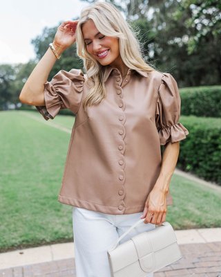 Soft leather with scalloped details 🤎 Perfect for office days, weekend dinners, or crisp fall afternoons.

>> Laugh a Little Camel Scalloped Leather Blouse

#shopthemint #boutique #onlineshopping #styledaily #getthelook #everydayfashion