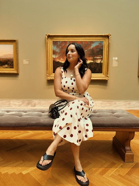 Masterpiece 🖼️🤍🫶🏻 

#doseofmonica #clevelandartmuseum #clevelandblogger #princesspolly #francesas #pokadots #flipflopseason #mididress