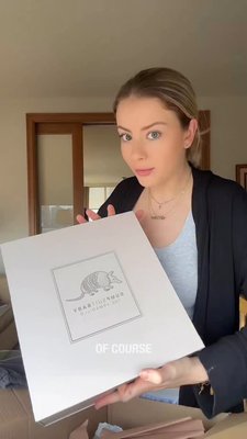 Best part of the day? Unboxing a baby carrier 😍🎁 
 
“Obsessed with this baby carrier! Very durable and fabric is so soft, my baby LOVES it. I do not leave the house without this carrier. It is a must! 100/100” ⭐️ 
 
#babywearing #newmomessentials #unboxing