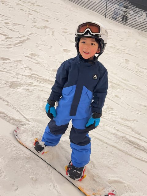 5 year old boy !! YOU Nailed it 🥳🥳🥳🥳 
#snowbording #kidssnowboarding #indoorskiing #bigsnow #burton #nymmkids #burtonkids #burtonsnowboards #stepon #oakley #smithgoggles  bigsnowad newyorkmodelskids