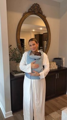 The coziest cuddle combo 🤍 our Cloud Collection + Baby Carrier are new mom must-haves 👼

#loungewear #babywearing #slowmornings #newmom