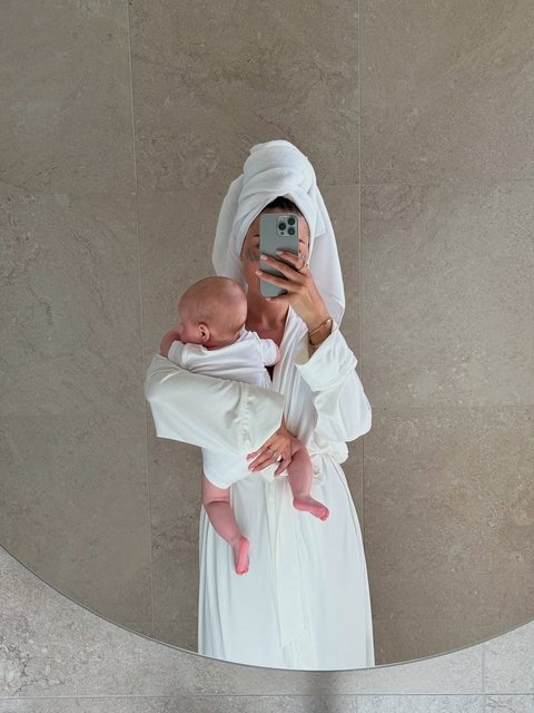 Your go-to for everyday comfort ☁️ Our cloud collection is a best seller and most loved by moms because it’s THAT cozy and easy for lounging with your bump to breastfeeding and cuddling 🥰

 #loungewear #cozy #newmom #postpartum