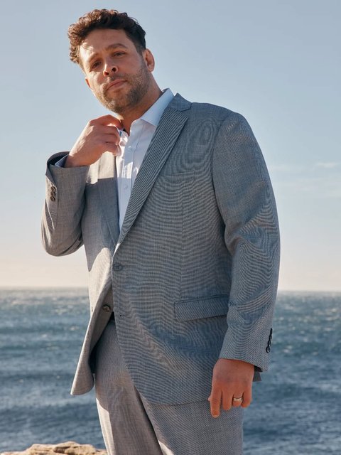 Suits | Lighter colours made for spring occasions. Dress them up with a shirt, dress them down with a tee.

#suitstyle #springstyle #mensfashion #suitup #axlandco