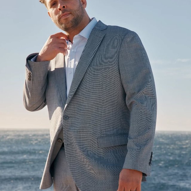Suits | Lighter colours made for spring occasions. Dress them up with a shirt, dress them down with a tee.
#suitstyle #springstyle #mensfashion #suitup #axlandco