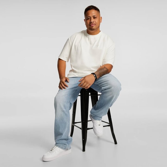 The Cole Relaxed Crew Tee | A boxy fit made to be worn with jeans or shorts. You'll want one in every colour.

#styleinspo #casualstyle #springstyle #mensfashion #axlandco