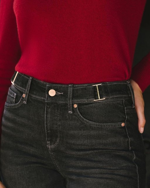 Major trend: waistband hardware.
Shop this style and more novel details at the link in our bio