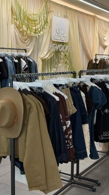 When everything at The Cotton Shop feels like a must-have 🛍️ @arrowsandbow is proving why we can’t resist 🤍 Come see (and shop) for yourself this weekend in Nashville! @discovercotton #ShopCotton

Hours:
Friday 9/19 - Saturday 9/20 11:00 - 8:00 PM
Sunday 9/21 11:00 - 6:00 PM 

Location:
The Mall at Green Hills
2126 Abbott Martin Road, Ste 153
Nashville, TN 37215