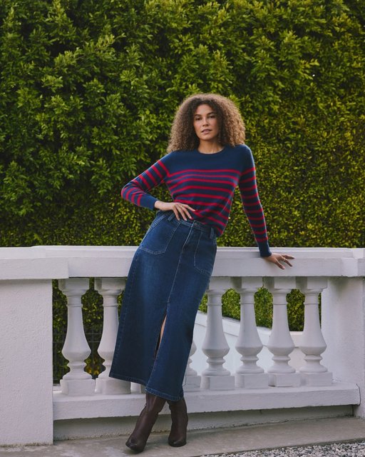 Très chic! Our favorite pairing this fall is cashmere & denim 👕👖
.
.
.
#cashmere #denim #fallfashion #outfitinspo #parisianchic