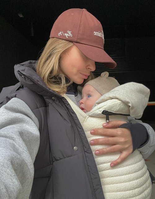 When the temps drop, the snuggles rise. Meet your must-have for cuddle season: the Armadillo baby carrier 👼

#babycarrier #babywearing #babycuddles