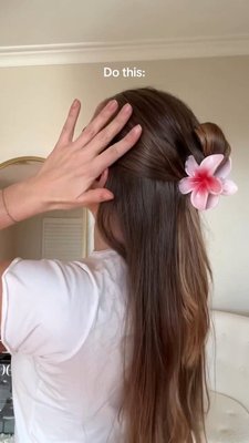 Super cute hair hack to get that chic yet effortless look in seconds 🌞🧡 We love a fun claw clip moment for summer!! 

📸 @bornwithstyle