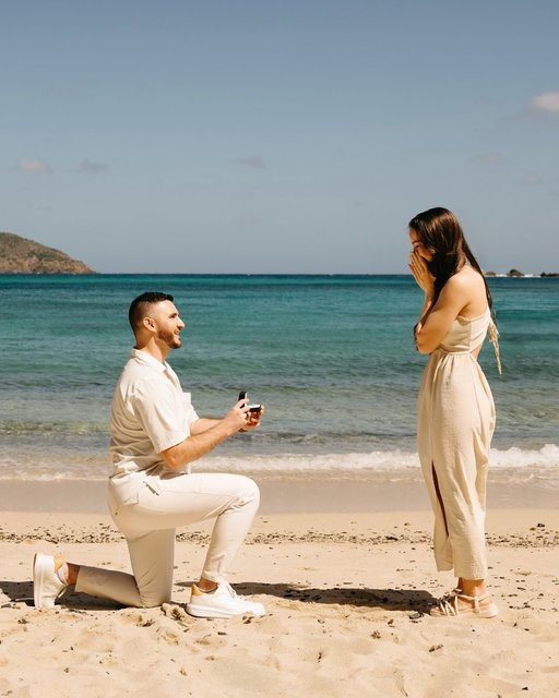 Fiancé girl summer starts now 💍

Congrats to @livpayette and @andrewlloydfrank on your engagement.

📷: @kellipeevey