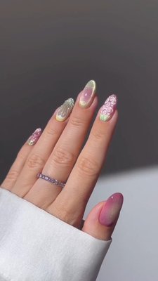 Summer in a set 💅 Save these strawberry lemonade nails by @heygreatnails that are serving major inspo 🍓🍋