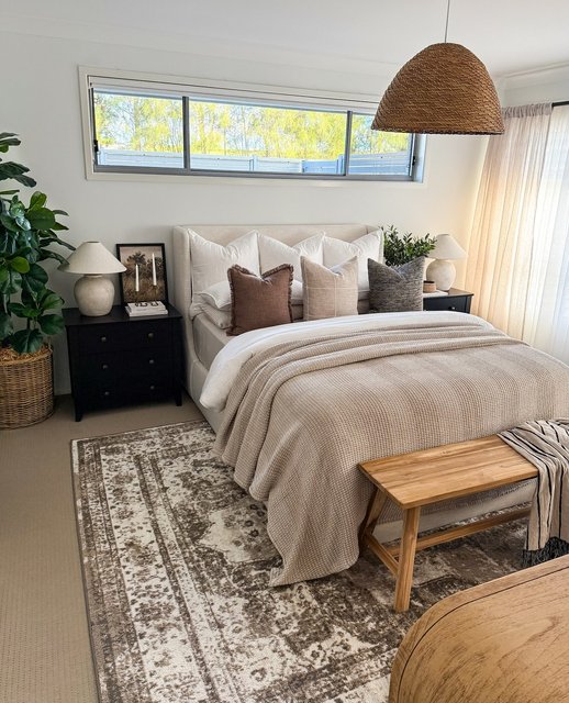 The afternoon light making our bedroom look extra cosy 😴 
.
.
.
.
.
.
#bed #bedroom #bedroominspo #bedroomdesign #bedroomideas #home #homedecor #homedesign #homestyle #homestyling #homeinspo #interior #interiordesign #interiors #interiorstyling #interiorinspo #cosy