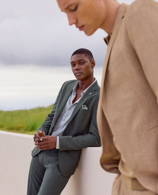 Dressed to the nines. Texts from the tens 📱⁠
⁠
Our Brodrick Suit in Moss hits different.
