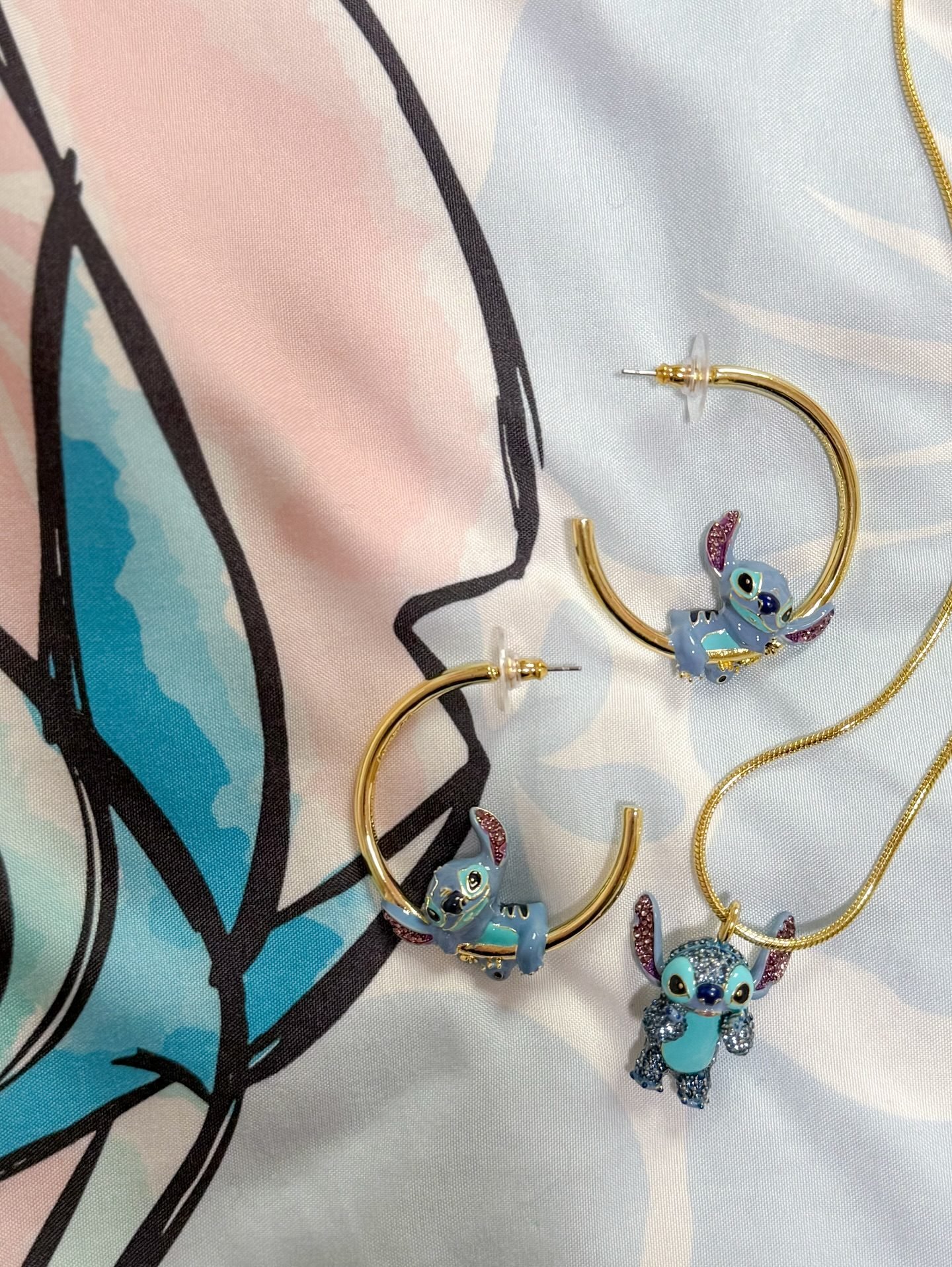 【海外限定】超激レアDisney×BAUBLEBAR スティッチ ピアス Disney Stitch 3D Hoop Earrings - Gold/Blue – Gold Stitch