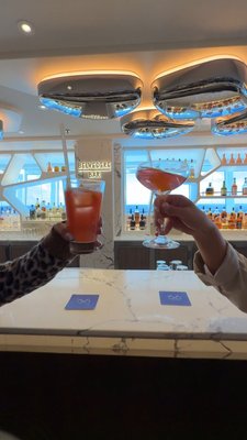 Cheers to the weekend 🍸 #CruiseNorwegian
