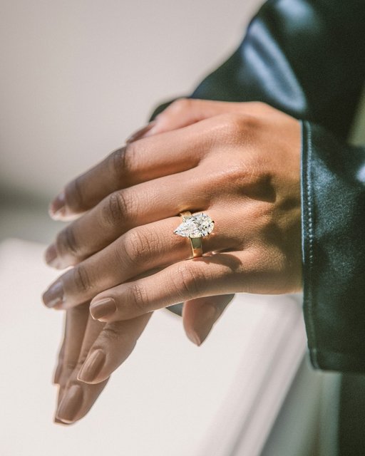 The Peyton Solitaire is thick, bold, and this summer’s main character.

The Details:
💍 18K Yellow Gold 
💍 4mm Band Width
💍 Claw Prongs
💍 Flush Fit