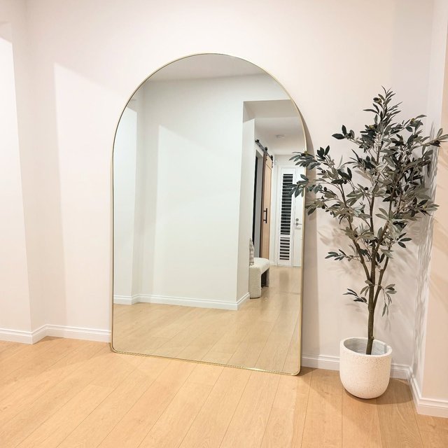 Obsessed with the latest edition 🤩 ✨

#archmirror #brushedbrass #hallwaystyling