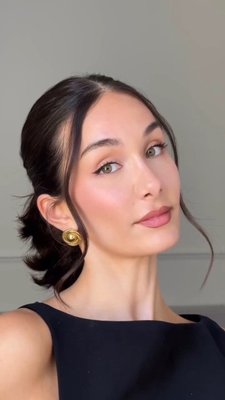 @melisekrem is giving us options by showing us 2 easy ways to wear a banana clip 🎀 Hop on the trend by shopping our hair accessories at the link in bio