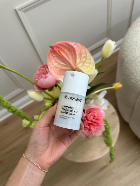 Formulated with Vitamin C and niacinamide, this lightweight moisturizer brightens the skin and boosts radiance, delivering up to 24 hours of moisture. ☀️
