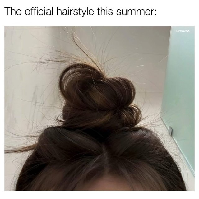 The official hairstyle of summer... and let’s be real, every other season too 🤭 Messy bun me please 💁‍♀️✨ 

📸 @girlzzzclub