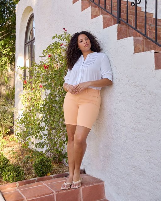 Sweeten up your summer style with a pop of Apricot Nectar 🍑🧡 These shorts are sunshine-ready and too cute to resist. 
.
.
.
.
.
#SummerStyle #CreamsicleDream #apricot #sunsetcolors #nydj #colorfuldenim