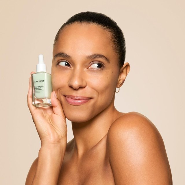 Green juice, for your face. 🥕🥬🍋 Daily Green Juice Antioxidant Super Serum works to visibly improve uneven skin tone and texture while soothing skin.