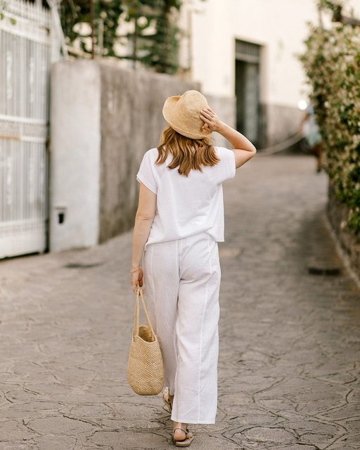 What @classicgrayhome brought on her Italian getaway: 
- White linen, head to toe 
- A naturally breezy knit
- Effortless sets
- A silk dress that goes with the flow

Photos by @laurawillsphotography