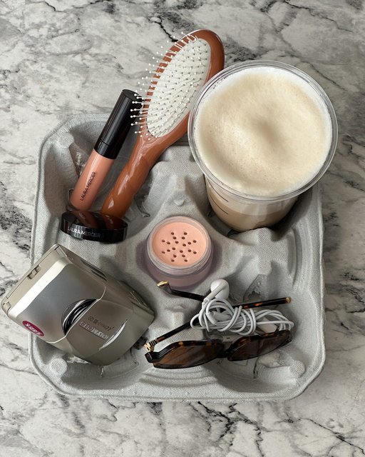 For eyes that look as refreshed as you feel after your first sip. Secret Brightening Under Eye Setting Powder: your new AM essential.