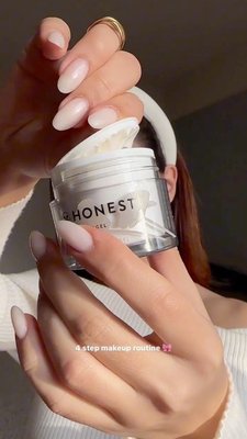 Summer days call for minimal makeup. ☀️ 

📹 | @imkerrry