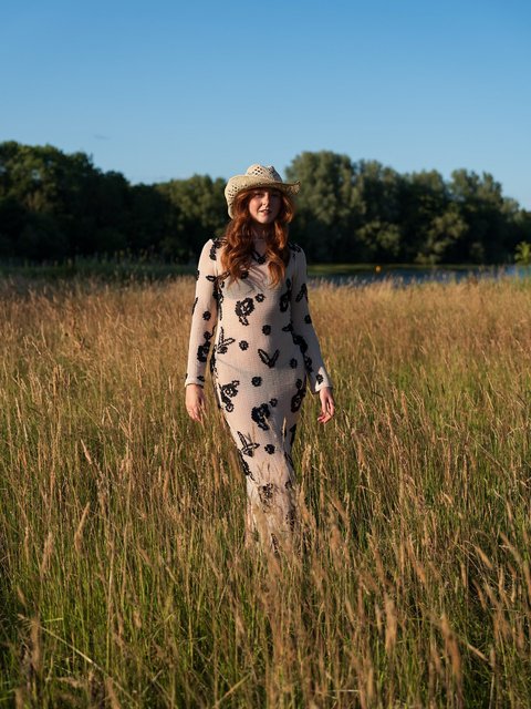 Summer in the countryside has genuinely altered my brain chemistry 🏡🌻🌾🪴🍃🦋

•
•
•
 Dress is riverisland #imwearingri 
Hat is hm
