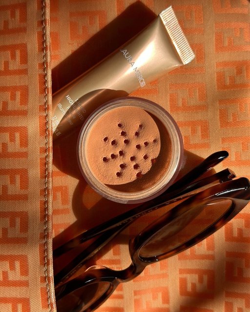 En route with Rich Peach – the secret to cancelling out blue tones and dark discoloration. ​

Coming January in the UK.